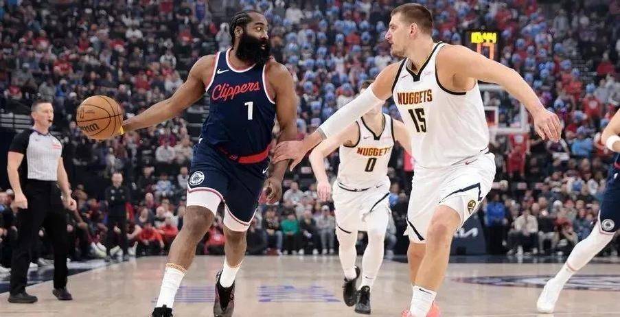 爱游戏官网首页-哈登关键时刻救险，费德勒力保胜局拿下系列赛(哈登费城)