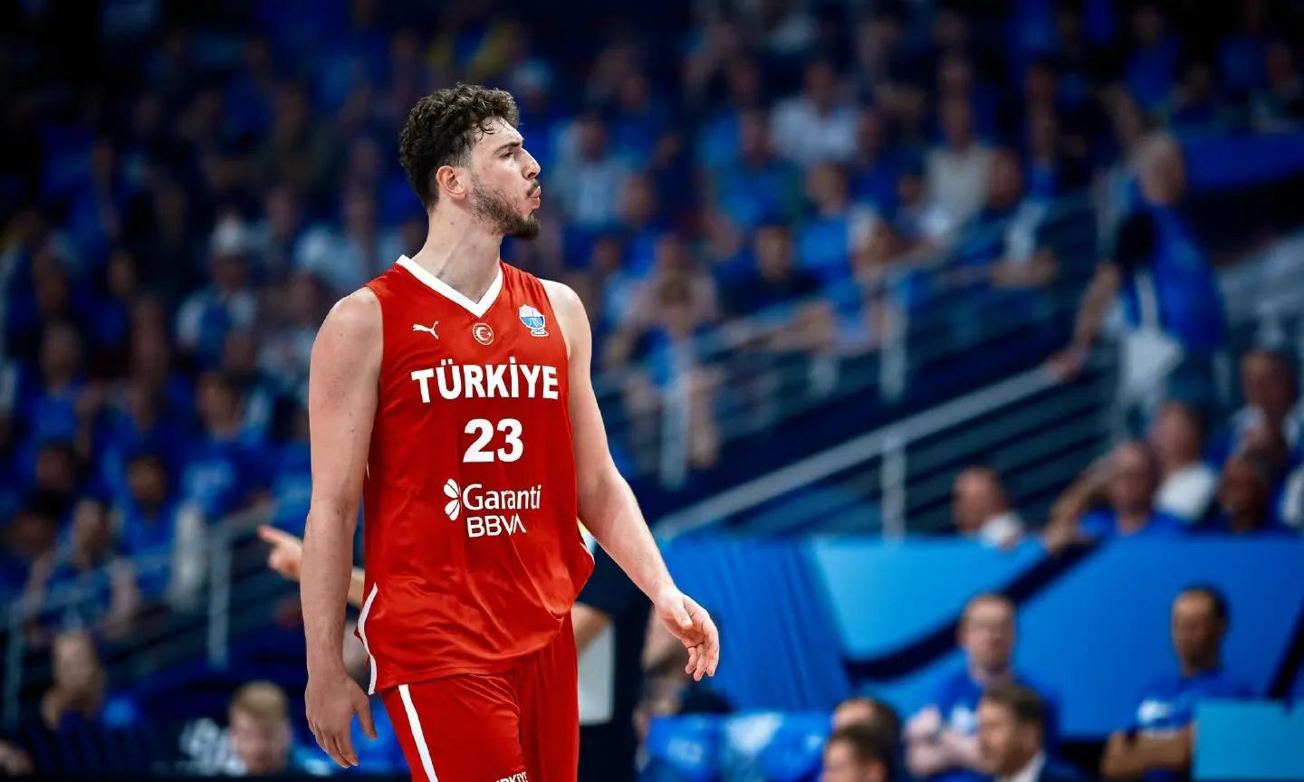 国际比赛日西甲焦点战，纽约尼克斯篮板制胜，媒体盛赞，控场能力受关注(美国vs伊朗预测)